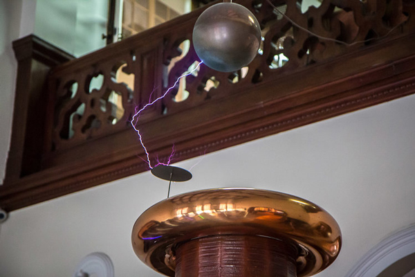 Tesla coil discharging 1,000’s of Volts