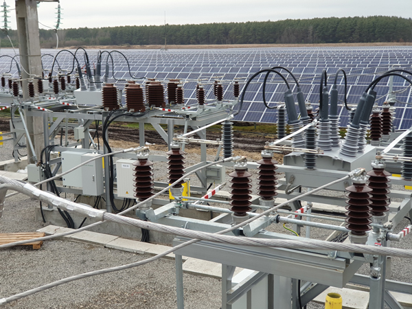 Reconectadores OSM de NOJA Power que interconectan una granja fotovoltaica a la red de distribución a 35 kV