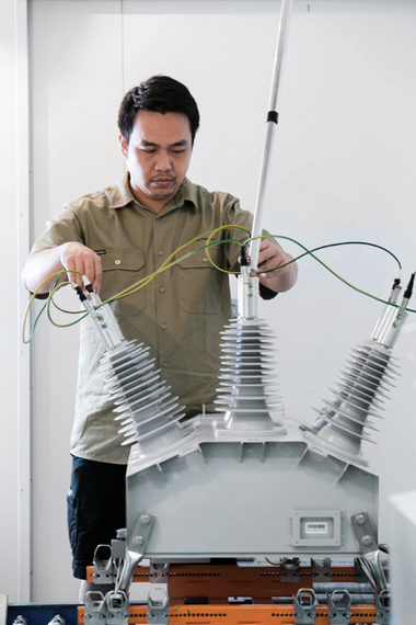 OSM Recloser with Tunnel Connections under
routine test at the NOJA Power Factory